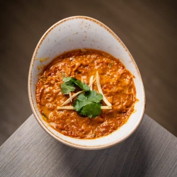 Baigan bharta, um caril com beringela defumada, servido no restaurante Everest Montanha Algés, perfeito para takeaway.