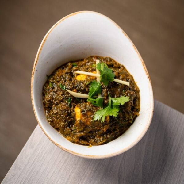 Frango saag, um caril com espinafres, servido no restaurante Everest Montanha Algés.