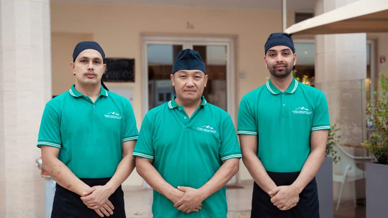 Head chef, sous chef, and cook of Everest Montanha Algés restaurant near the restaurant terrace.